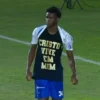 Após fazer gol, jogador do cruzeiro exibe camiseta com frase “Cristo vive em mim”